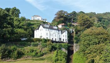 NorthCliffHotelexteriorviewwithCliffrailway