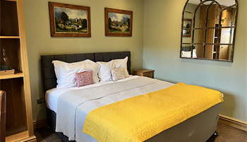 Double-room-with-arch-mirror