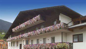 SternVorderansichtSommer-hoch