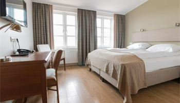 LakeHotel