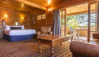 QUEENSUITE6-1092x508-1024x476