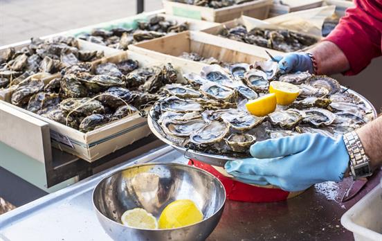 Fresh oysters on the streets of Bordeaux