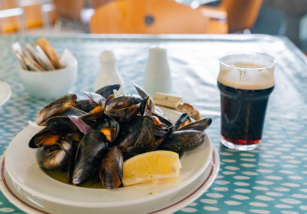 Guinness und frische Muscheln
