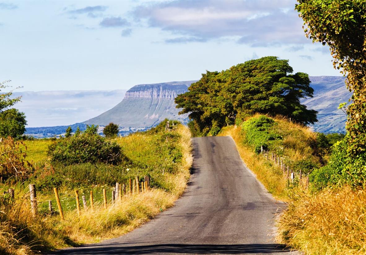 Irische Landstraße mit Blick auf den Bun Bulben
