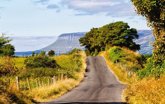 Irische Landstraße mit Blick auf den Bun Bulben