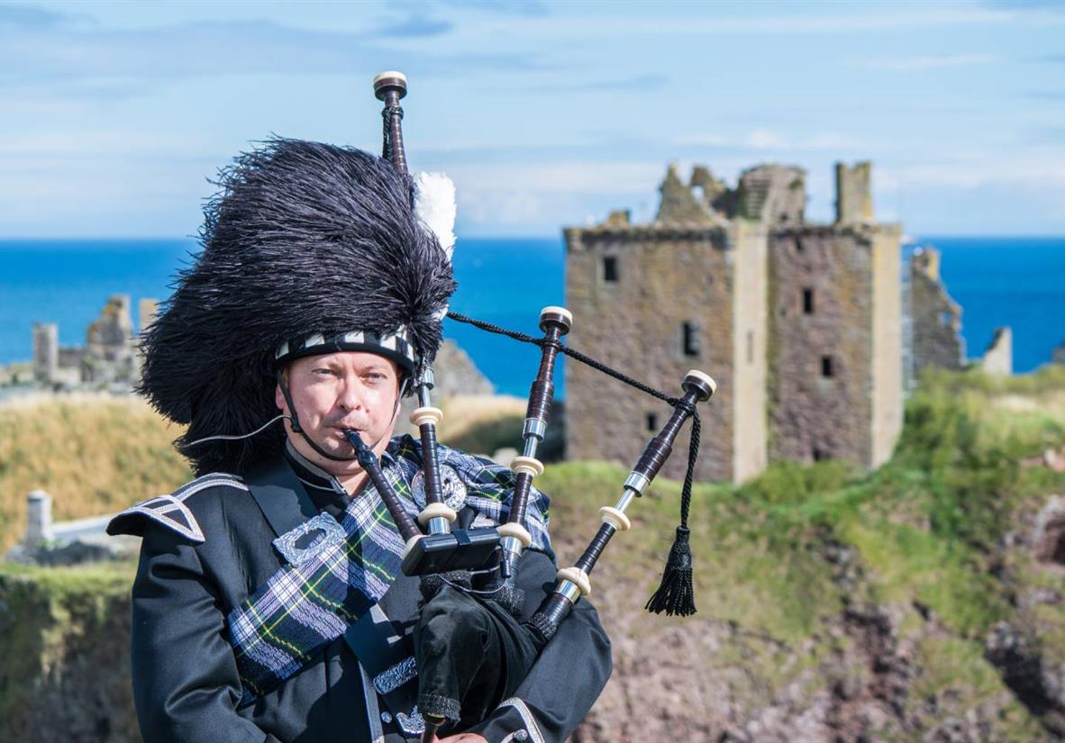 Bagpipes vor Dunnottar Castle