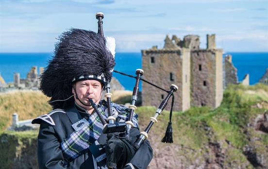 Bagpipes vor Dunnottar Castle