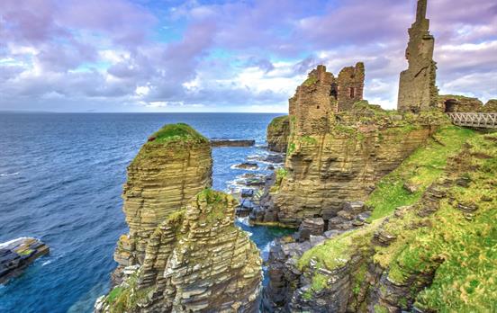 Abstrakte Felsnadeln und Castle Sinclair