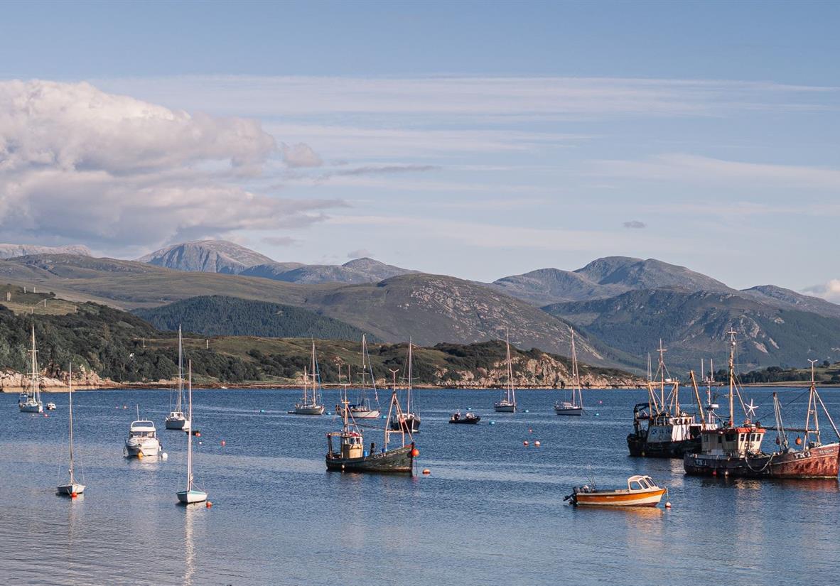 Geschäftiges Treiben im Hafen von Ullapool
