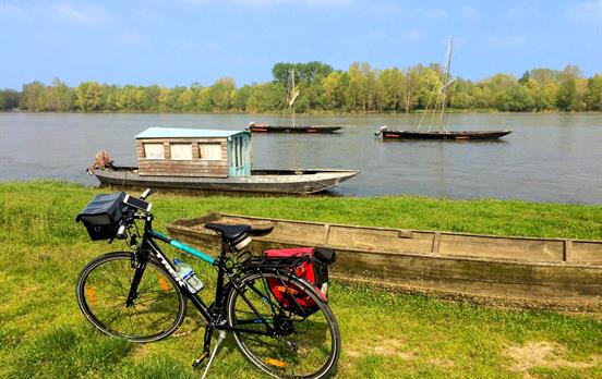 Pedal from Blois to Amboise along the river