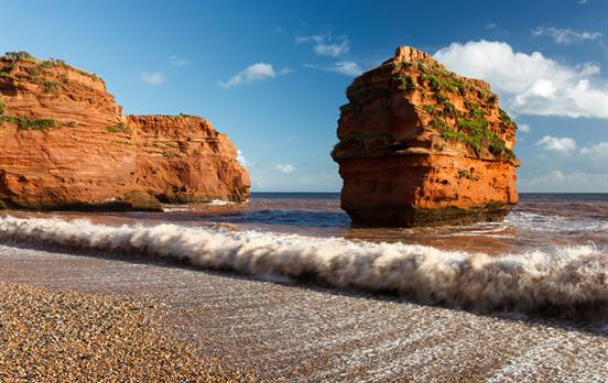 Ladram Bay und die charakteristischen roten Felsen