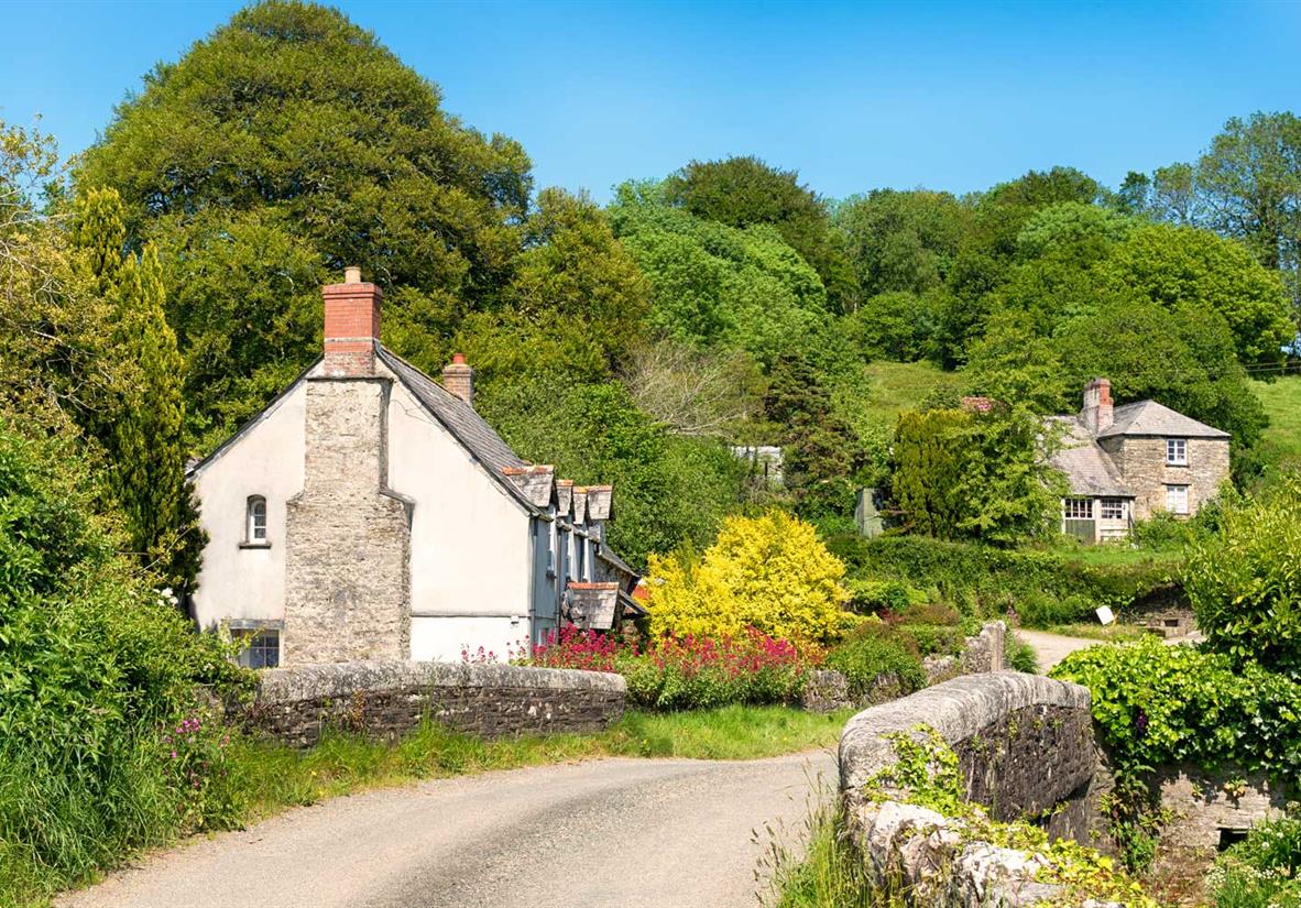 Romantische Cottages am Wegesrand