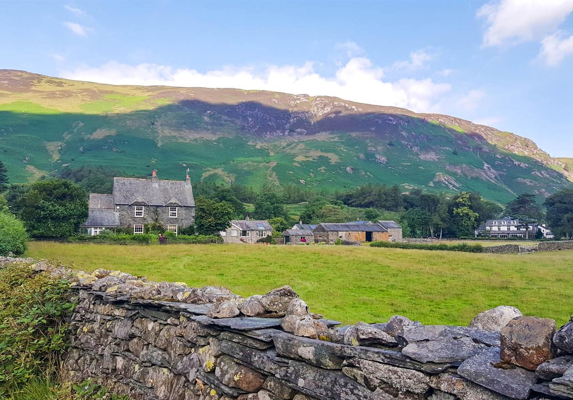 Steinmauern und Cottages bei Keswick
