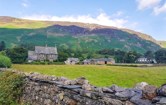 Steinmauern und Cottages bei Keswick