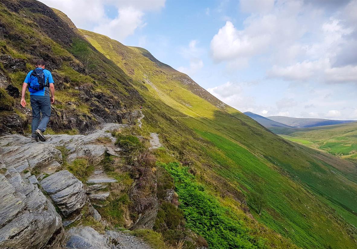 Wanderung auf dem in den Fels geschnittenen Pfad
