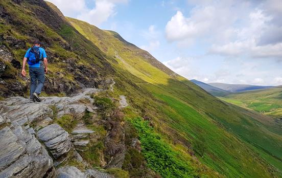 Wanderung auf dem in den Fels geschnittenen Pfad