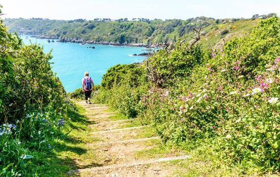 Wanderungen zu malerischen, geschützten Buchten
