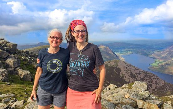 Genießen Sie den Panoramablick auf die fernen Seen