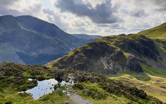 Zerklüftete Pfade schlängeln sich durch die Berge