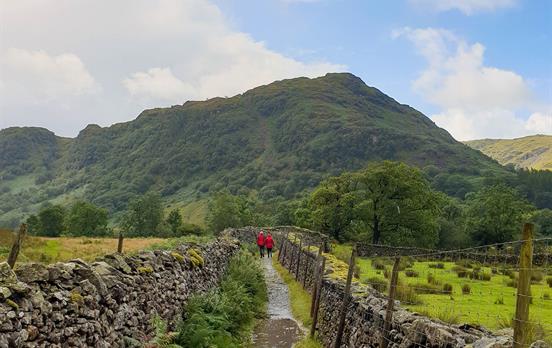 Entlang von klassischen Steinmauern