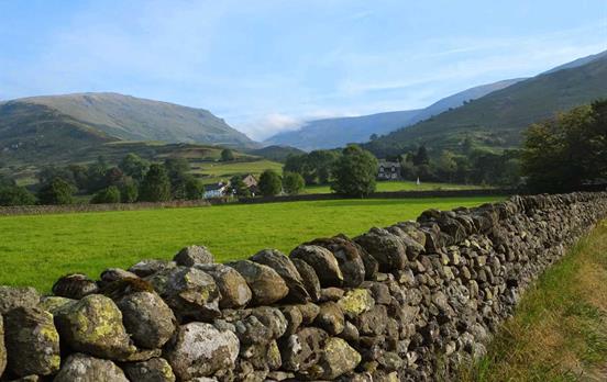 Wiesen und Hügel soweit das Auge reicht