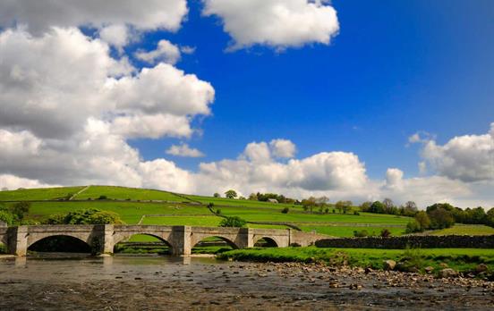 Üppige grüne Hügel auf Schritt und Tritt