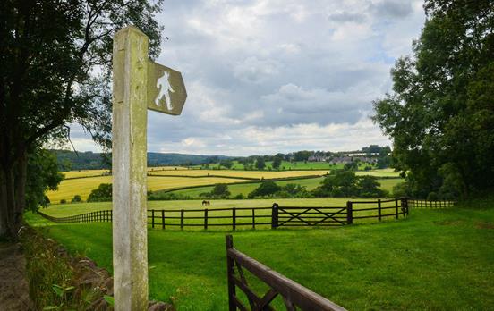Typische Wegweiser in den Cotswolds