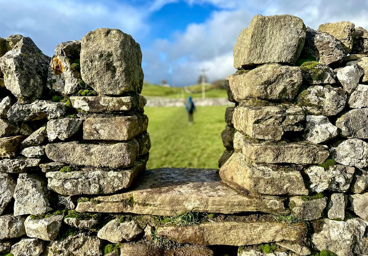 Stone wall boundary hopping