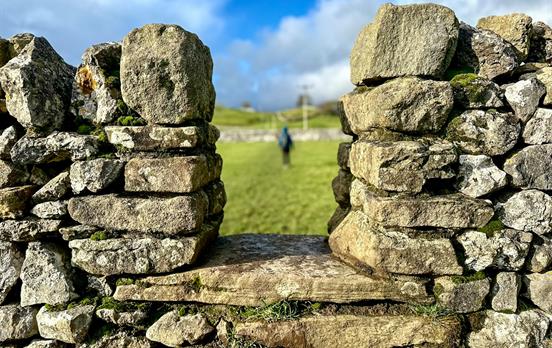 Stone wall boundary hopping