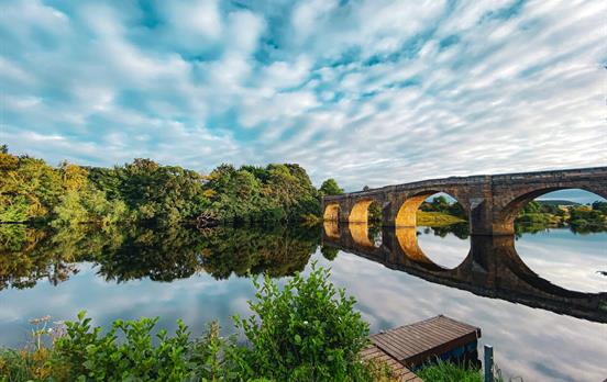 Chollerford Bridge mit Spiegelungen