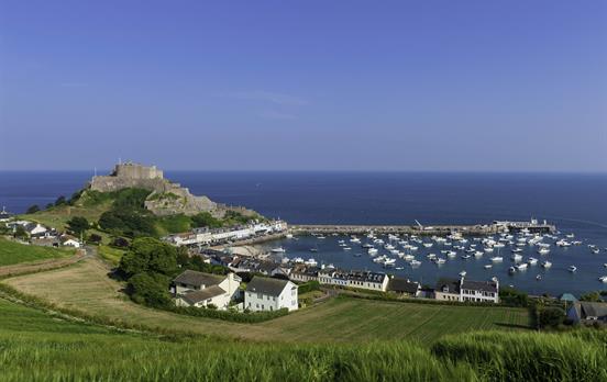 Hafen und Gorey Castle