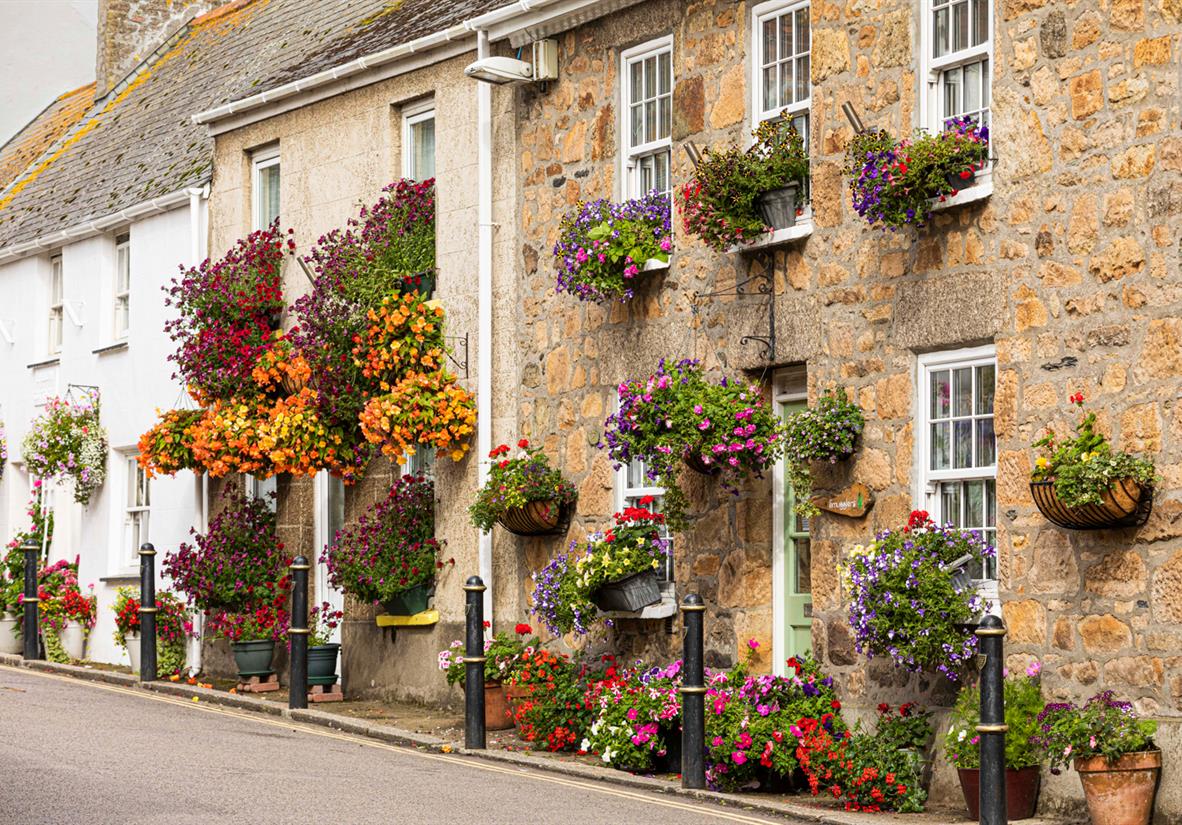 Pretty cottages in Marazion with hanging baskets