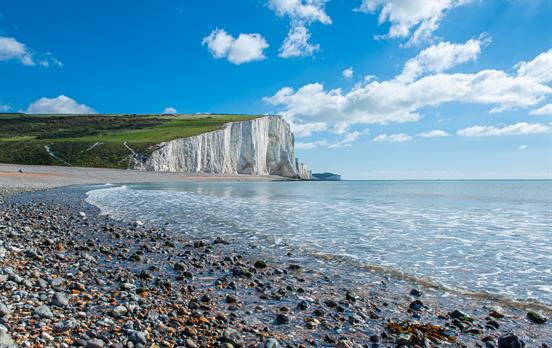Calming waves of the sea at Seven sisters
