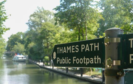 Begleitet von Wegweisern