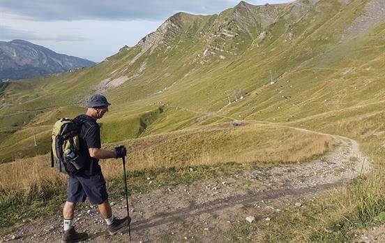 Wanderer auf friedlichen Bergwegen