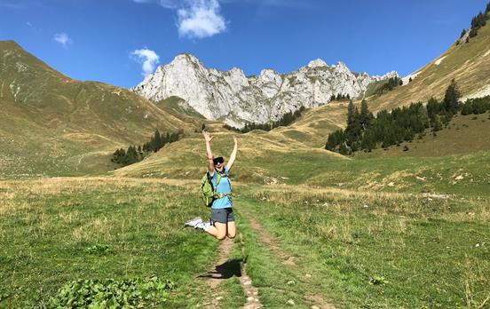 Wanderin in den französischen Alpen