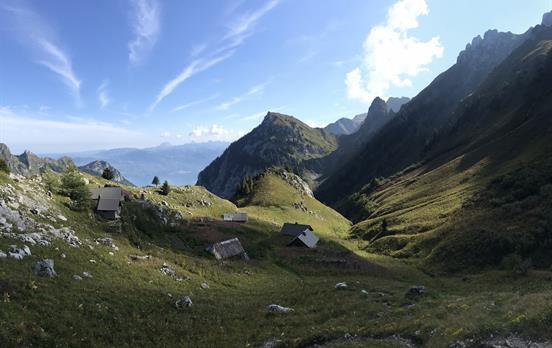 Aussicht auf den See beim Abstieg vom Col de Bise