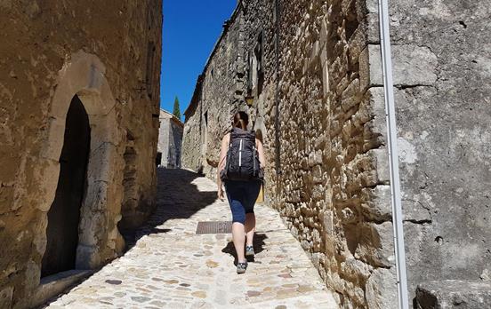 Wandern durch die Pflasterstraßen in Lacoste