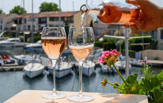 Anstoßen nach der Wanderung mit Cote de Provence