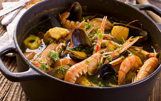 Genießen Sie Spezialitäten wie Bouillabaisse