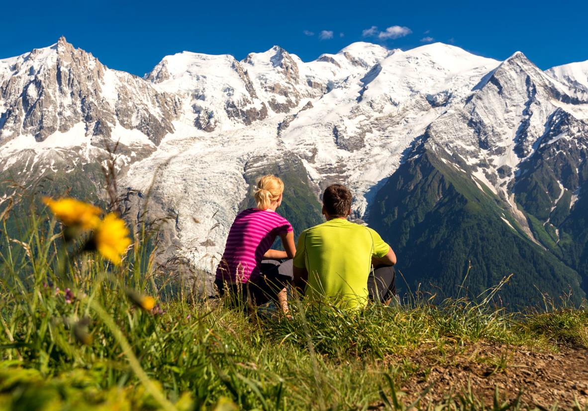 Wanderpaar vor dem Mont Blanc