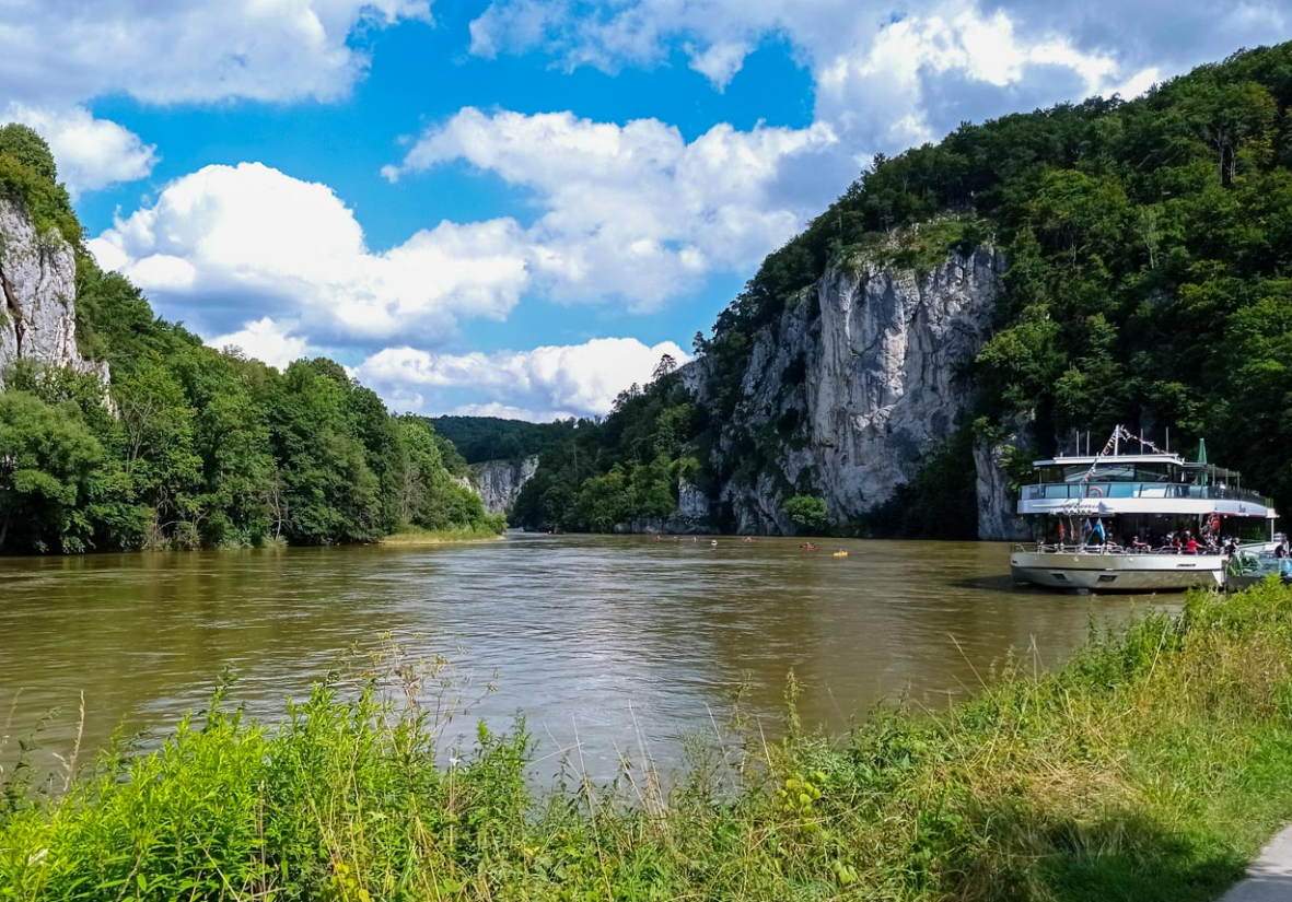 Mit dem Schiff durch den Donaudurchbruch