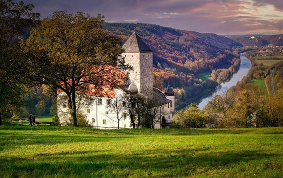Burg Prunn hoch über dem Ludwin-Donau-Main-Kanal