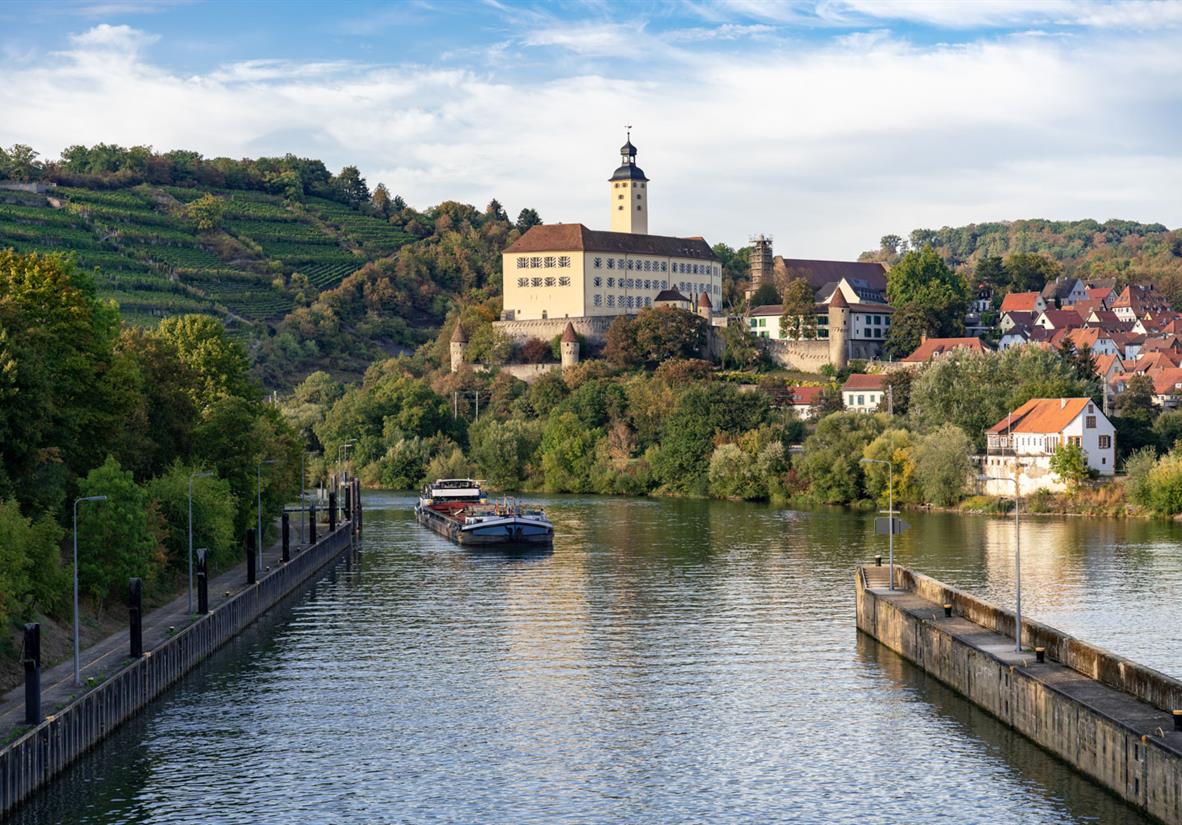 Schleuse bei Gundelsheim und Burg Horneck