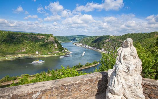 Loreley hoch über dem Rhein