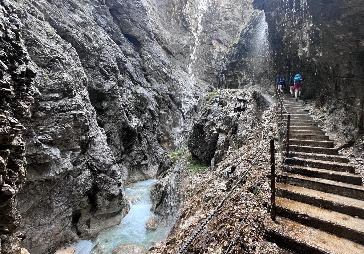 Wanderer in der Höllentalklamm
