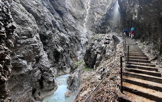 Wanderer in der Höllentalklamm