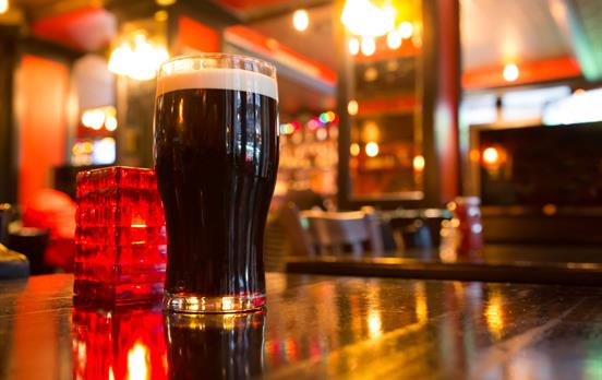 Ein Guinness in einem traditionellen Pub