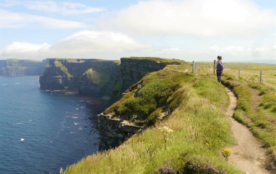 Auf verschlungenen Klippenpfaden