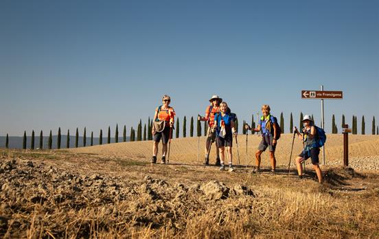 Frauengruppe unterwegs auf der Via Francigena
